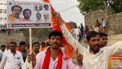 मुख्यमंत्र्यांच्या सभेसाठी मैदानावर येताना नागरिक.