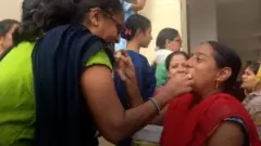 এনকাউন্টারে অভিযুক্তরা নিহত হওয়ার খবরে লোকজন একে অপরকে মিষ্টি খাওয়াচ্ছে।