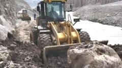 سڑکیں ٹھیک کی جا رہی تھی