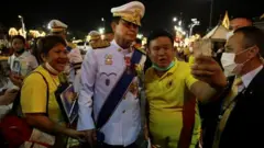 พล.อ.ประยุทธ์ จันทร์โอชา ถ่ายรูปกับประชาชน