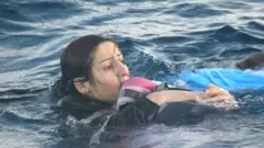 জাহাজডুবরি পর সাগরে ভাসছেন অভিবাসী নারী