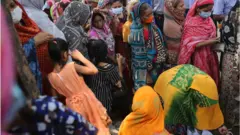 নিম্ন আয়ের মানুষের ভিড়