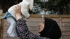 الأم وطفلتها