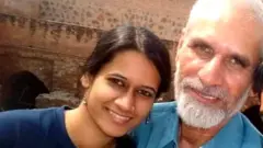 नताशा नरवाल पिता के साथ