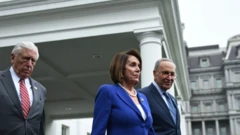 نانسی پلوسی و رهبران دموکرات‌ها جلسه با دونالد ترامپ را در کاخ‌سفید به نشانه اعتراض ترک کردند