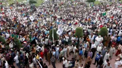 శ్రీనగర్ సౌరా ప్రాంతంలో శుక్రవారం ప్రార్థనల అనంతరం జరిగిన నిరసన ప్రదర్శన