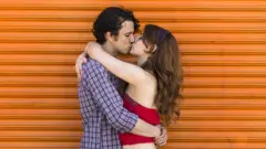 Pareja besándose