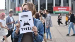 Участница акции протеста