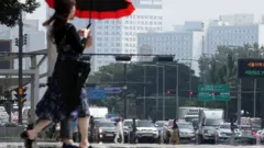 한낮 기온이 36도까지 오르며 전국 대부분이 폭염 경보가 발효된 1일 서울 영등포구 여의대로 일대 아스팔트 위로 아지랑이가 피어 오르고 있다