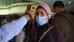 فيروس كورونا يصيب يسرا ومصريون يطالبون برفض حظر شامل