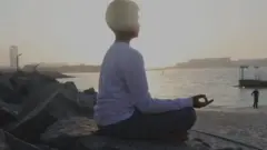 உலகின் இளம் வயது யோகா ஆசிரியரான 9 வயது சிறுவன்