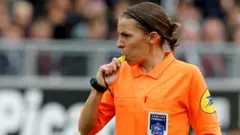 Frappart 2019'daki Amiens-Strasbourg maçını yöneterek Fransa 1. Ligi'nde bir ilke imza atmıştı