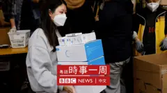 香港某藥店外一位女士捧著多箱剛買來的新冠病毒快速測試套裝離開（28/2/2022）