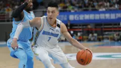 林書豪（左）在CBA北京首鋼對新疆伊力特比賽途中（25/12/2019）