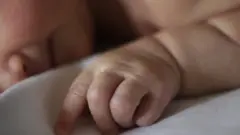 Nwa ọhụrụ atụnyere n'ọwa mmiri