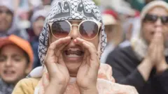 মরক্কোতে ফিলিস্তিনিদের প্রতি ব্যাপক সমর্থন আছে। এটি গত মে মাসে যুক্তরাষ্ট্রের দূতাবাস তেল আবিব থেকে জেরুজালেমে সরিয়ে নেয়ার প্রতিবাদে কাসাব্লাকায় এক বিক্ষোভের দৃশ্য