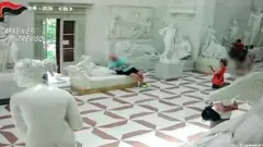 Avustralyalı turist heykeli kırarken