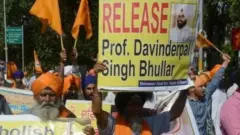 ਪ੍ਰੋ. ਦਵਿੰਦਰਪਾਲ ਸਿੰਘ ਭੁੱਲਰ ਦੀ ਰਿਹਾਈ ਦੀ ਮੰਗ ਕਰ ਰਹੇ