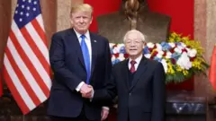Ông Donald Trump và ông Nguyễn Phú Trọng bắt tay trước thềm Thượng đỉnh Trump-Kim ở Hà Nội hôm 27/2/2019