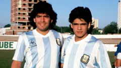 Diego y Armando Maradona luciendo la camiseta de la selección argentina en 1986.