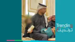أب سعودي يثير الجدل بتحضير رضاعة طفله في مجلس رجالي