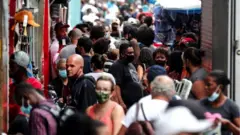 Pessoas nas ruas de Sao Paulo
