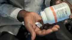 Un homme qui prend des pilules contre le VIH