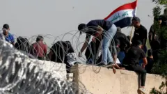 أنصار الصدر يتسلقون سورا في المنطقة الخضراء