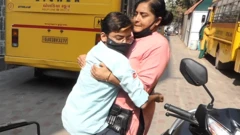 પુત્રને ખુરશીમાં બેસાડતાં માતા