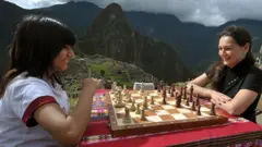 Deysi Cori, a la derecha; se enfrentó con solo 16 años a la campeona mundial femenina, la rusa, Alexandra Kosteniuk.