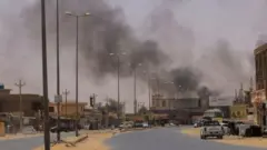 أعمدة الدخان في أم درمان
