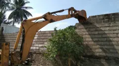 மேட்டுப்பாளையத்தில் 17 பேரை பலி கொண்ட வீட்டின் சுவர் இடிக்கப்படுகிறது.
