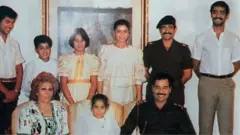 Picha iliyopigwa mwezi Novemba mwaka 1988, ikimuonesha Saddam Hussein na familia yake