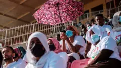 женщины собираются сдать кровь, чтобы помочь пострадавшим в боях