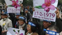 Những người biểu tình chống Trung Quốc mang theo biểu ngữ tham gia các cuộc tuần hành quanh Hồ Hoàn Kiếm, Hà Nội, không chính thức đánh dấu kỷ niệm lần thứ 37 cuộc chiến tranh biên giới đẫm máu với Trung Quốc ngày 17/2/1979.