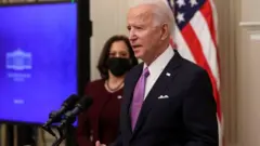 Joe Biden y Kamala Harris de fondo, en una intervención sobre covid.