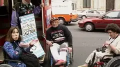 버스에 몸을 묶고 시위 중인 장애인