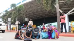 ஜார்கண்ட் வந்தடைந்த குடியேறி தொழிலாளர்கள் வணங்குகின்றனர்