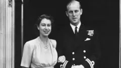 ਮੰਗਣੀ ਤੋਂ ਬਾਅਦ ਰਾਜਕੁਮਾਰੀ ਐਲਿਜ਼ਾਬੇਥ ਆਪਣੇ ਪਤੀ ਰਾਜਕੁਮਾਰ ਫਿਲਿਪ ਨਾਲ