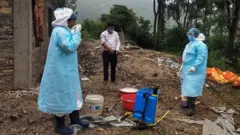 निर्मलीकरण गर्दै स्वास्थ्यकर्मी