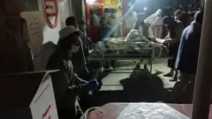 منظر لمدخل مستشفى بعد الإبلاغ عن انفجارين خارج مطار حامد كرزاي الدولي، أفغانستان في 26 أغسطس/آب