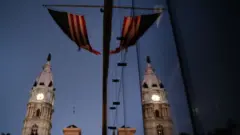 العلم الأمريكي معلق على مبنى في بنسلفانيا