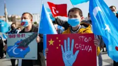 Уйғурларни қўлловчи намойиш