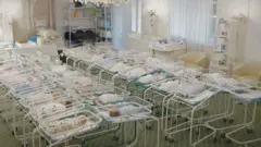 Los bebés en cunas separadas.