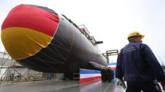 Ein deutsches U-Boot wird in der Stadt Kiel, Deutschland, vom Stapel gelassen.