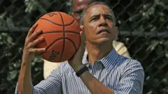 Obama ari gutera umupira wa basketball mu 2013