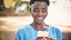 Jeune fille avec son smartphone