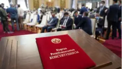 Конституциялык кеңеш иштеп чыккан Конституциянын жаңы долбоору эми Жогорку Кеңештин кароосуна коюлат