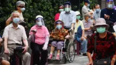 台灣65歲至74歲長者第1劑新冠疫苗接種率為86.6%，第2劑為82.5%，第三劑為64.9%。