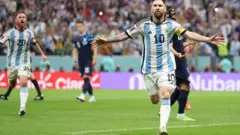 ليونيل ميسي يحتفل بهدفه في مرمى كرواتيا